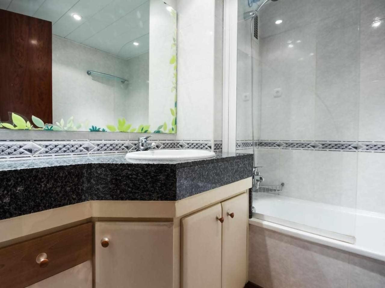 Appartamento Comfortable 4 2bath W Balcony