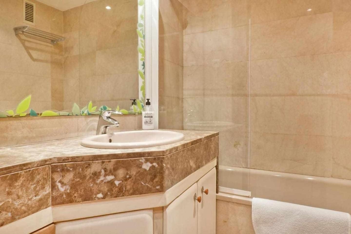 Appartamento Comfortable 4 2bath W Balcony